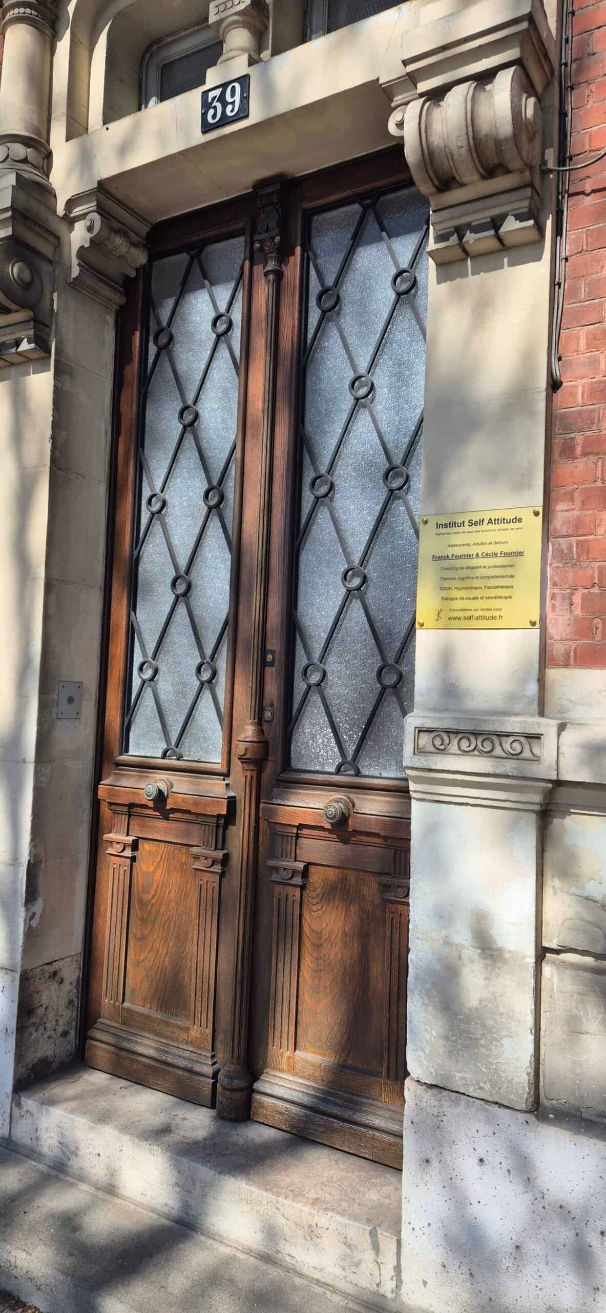 Porte d'entrée du cabinet Self Attitude à Montargis avec la plaque professionnelle de Franck et Cécile Fournier