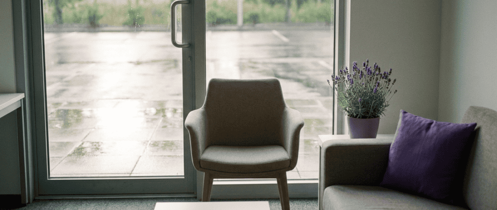Burn-out salarié : Open space vide en fin de journée, chaise tournée vers la baie vitrée, ciel qui s'éclaircit