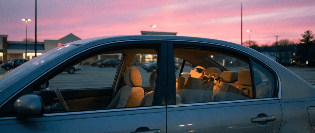 Burn-out parental : le refuge silencieux du parking avant de rentrer